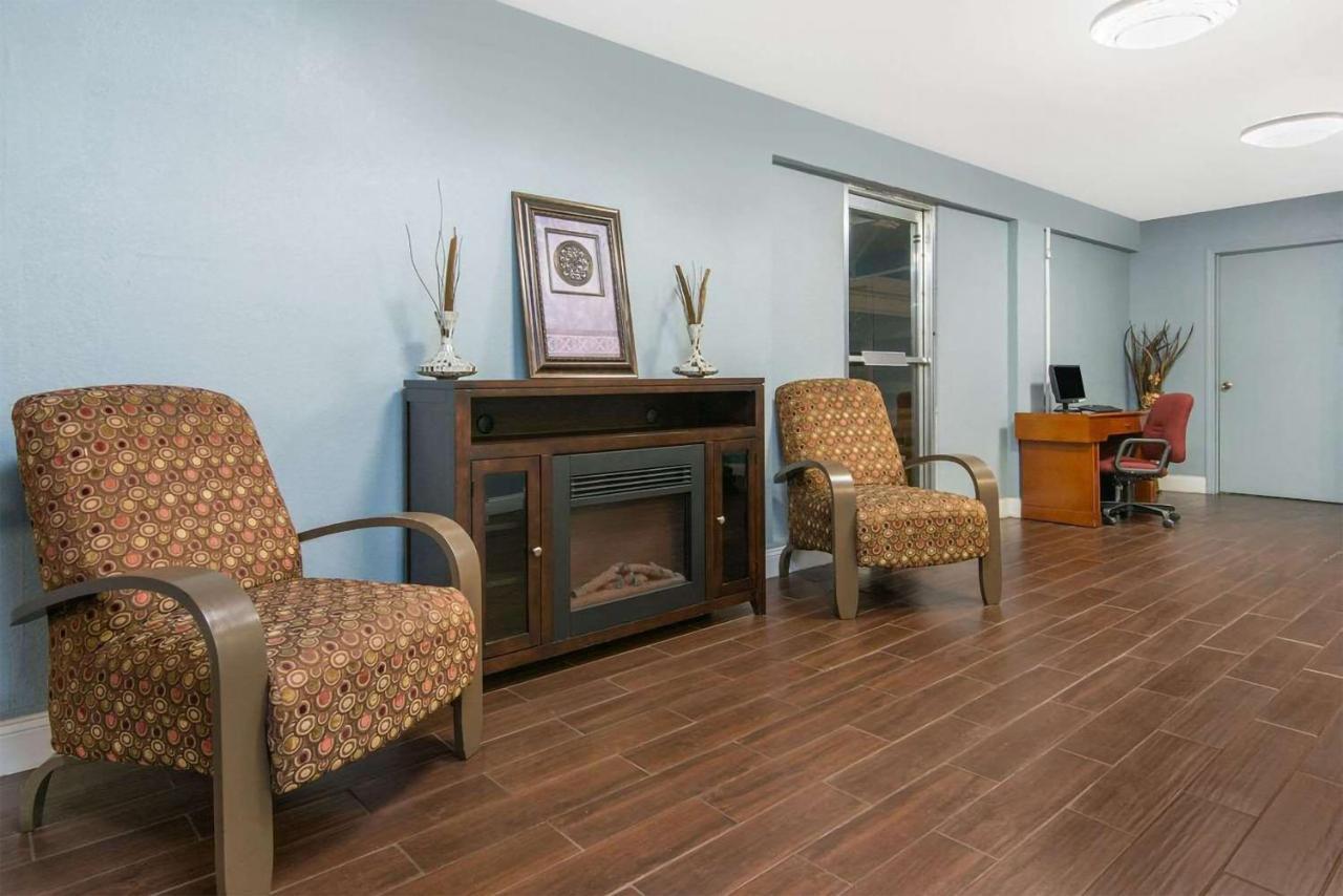 Sky-Palace Inn & Suites Wichita East Ngoại thất bức ảnh