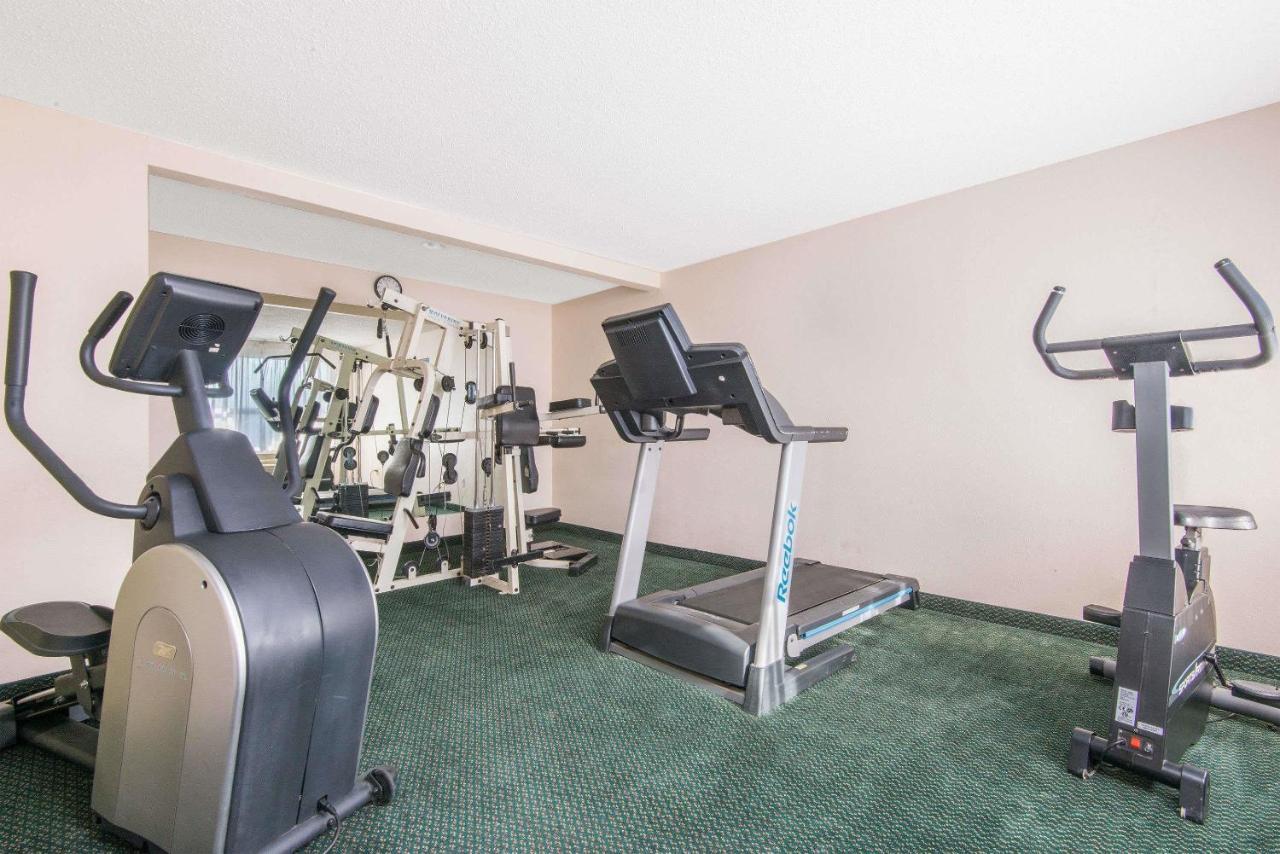 Sky-Palace Inn & Suites Wichita East Ngoại thất bức ảnh