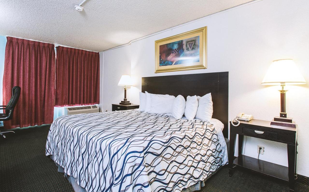 Sky-Palace Inn & Suites Wichita East Ngoại thất bức ảnh