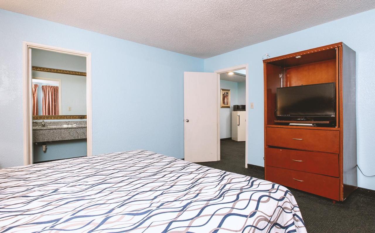 Sky-Palace Inn & Suites Wichita East Ngoại thất bức ảnh