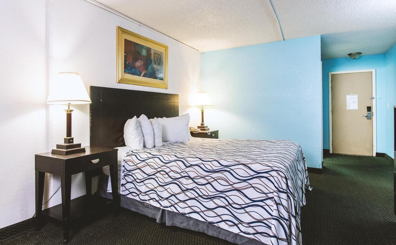 Sky-Palace Inn & Suites Wichita East Ngoại thất bức ảnh