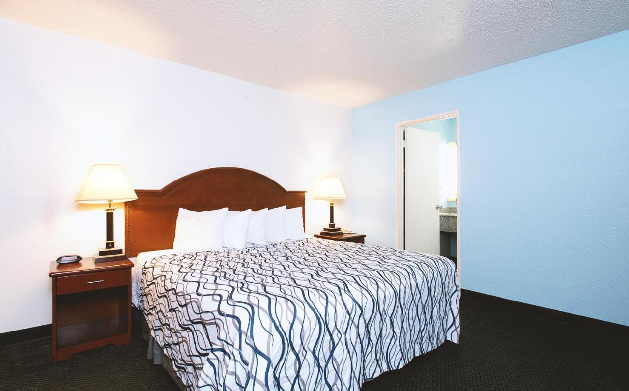 Sky-Palace Inn & Suites Wichita East Ngoại thất bức ảnh